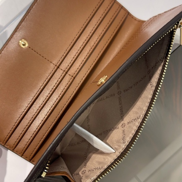 Michael Kors Reed Large Bifold Signature Snap Wallet Card Case 
Brown 
NWT - Picture 9 of 16